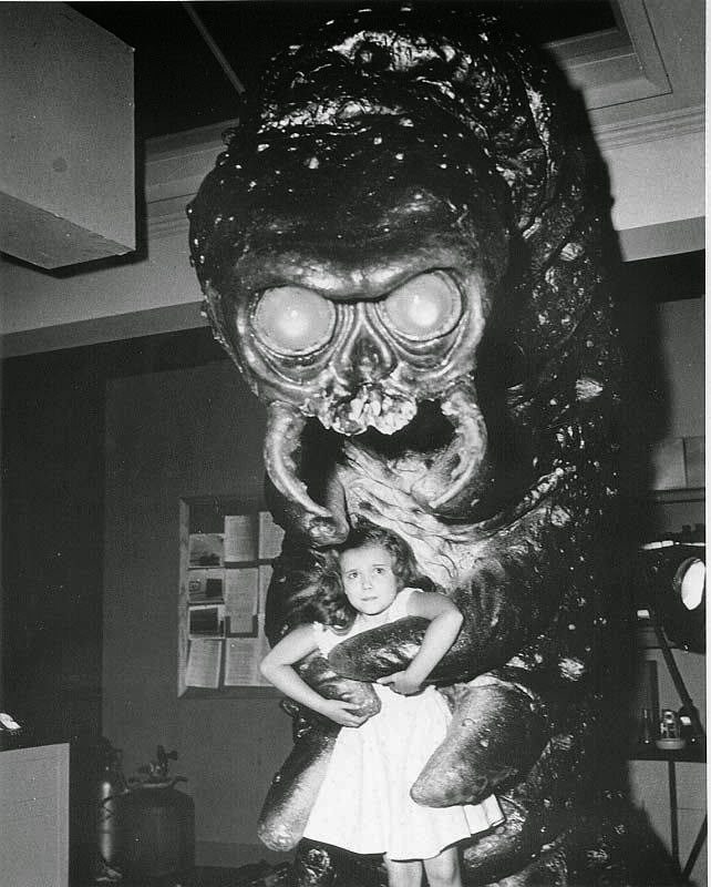 Behind-the-scenes+shot+of+The+Monster+that+Challenged+the+World+(1957)