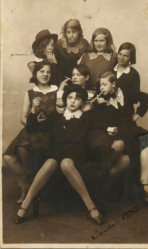 1930s+gang+of+teen+girls