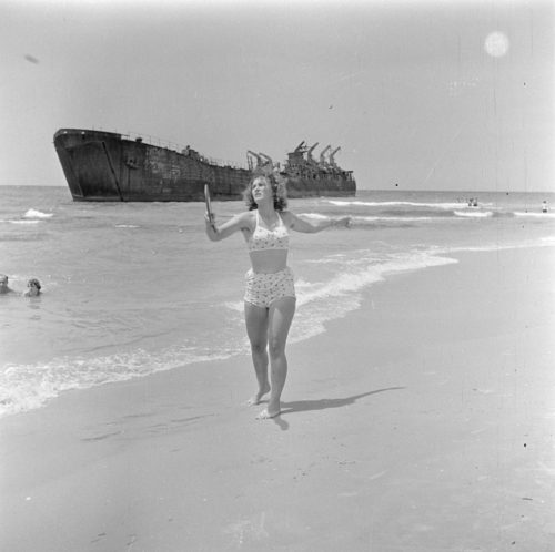 A+woman+playing+badminton+on+a+beach+in+Tel+Aviv%2C+1948