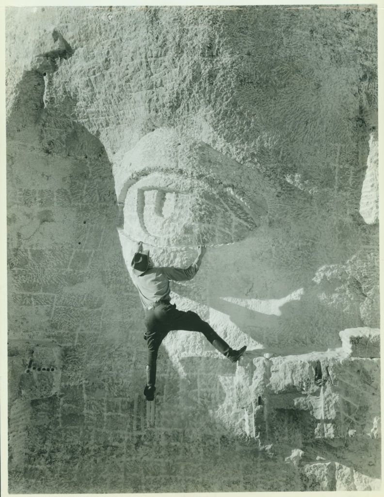 1.+Carving+eye+on+Mount+Rushmore%2C+1930s